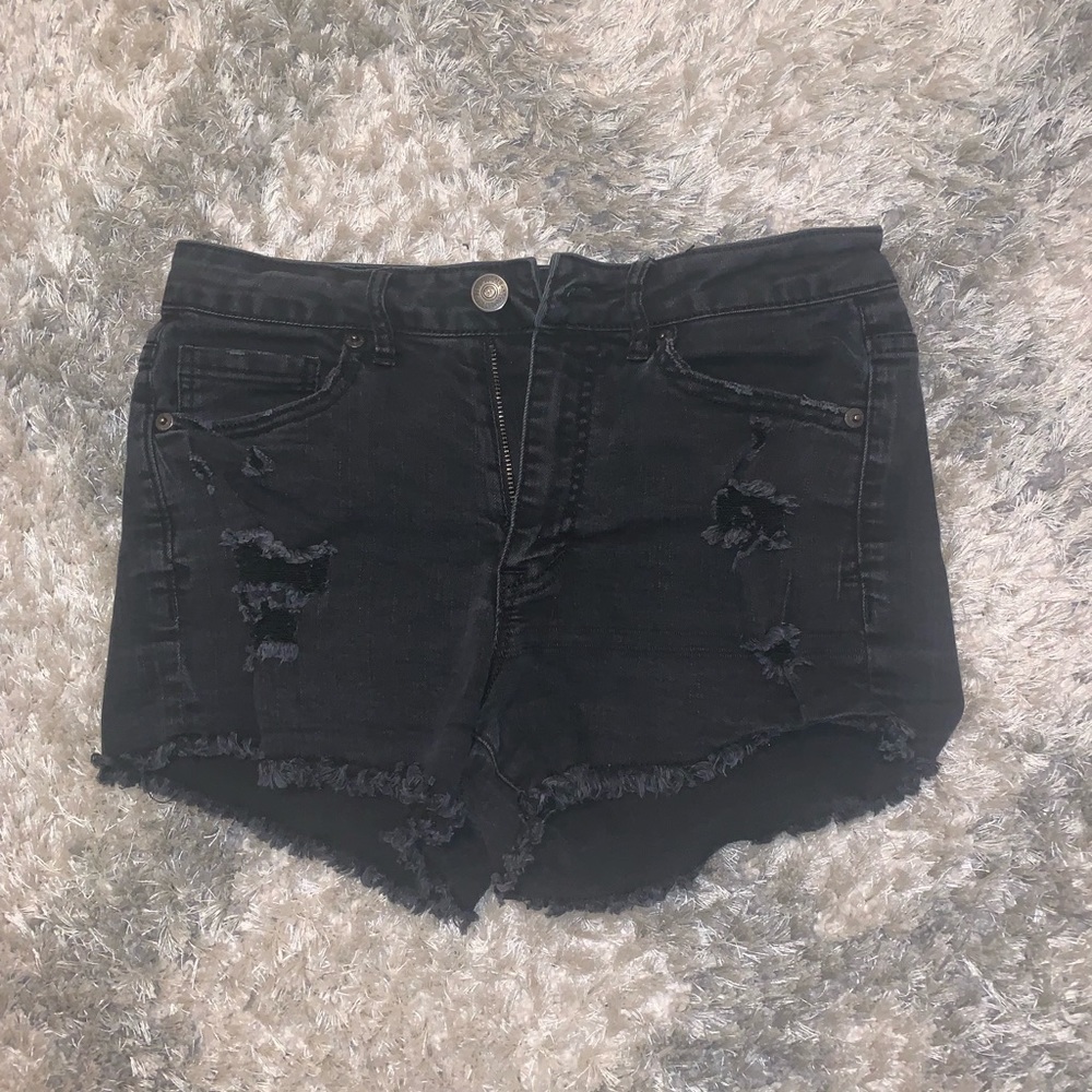 Black, ripped Aéropostale shorts